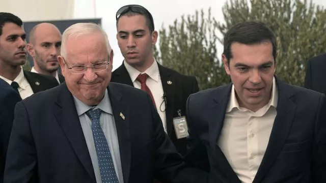 Le président israélien Reuven Rivlin (G) et le Premier ministre grec Alexis Tsipras sur le site d'un futur musée de la Shoah à Thessalonique en Grèce, le 30 janvier 2018


