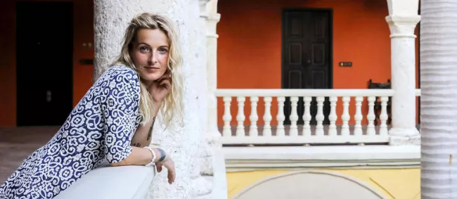 Triomphe. L'helléniste Andrea Marcolongo à Cartagena, en Colombie, le 26 janvier, où elle terminait une tournée. Sur son bras, un tatouage en hommage à Sarajevo, sa ville d'adoption, « la plus européenne de toutes ». © Joaquin Sarmiento/Archivolatino-REA


