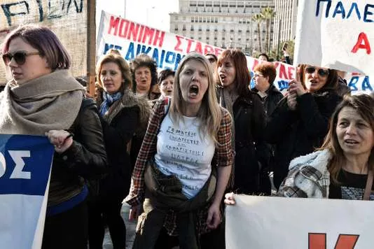 Manifestation d'agents de nettoyage des établissements scolaires à Athènes, le 12 février.


