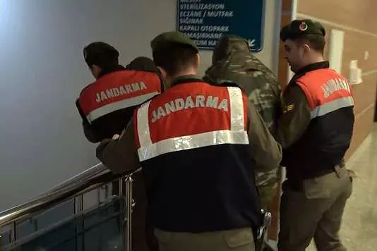 Les deux soldats grecs escortés par la gendarmerie turque, le 2 mars à Edirne.


