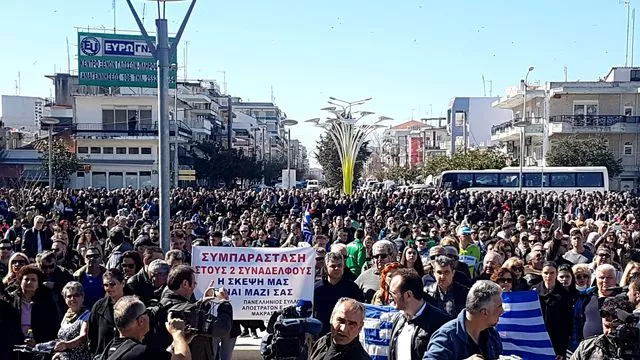 Manifestation à Orestiada, ville grecque près de la frontière avec la Turquie, pour soutenir les soldats grecs détenus en Turquie, le 11 mars 2018


