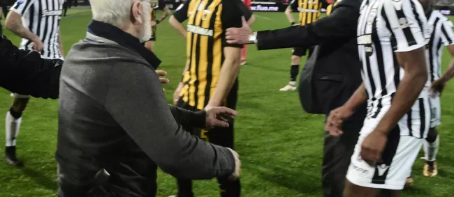 Une arme dépasse de la ceinture d'Ivan Savvidis, le président très énervé du PAOK Thessalonique. © AFP/ STRINGER


