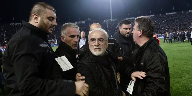 Le gouvernement grec suspend le championnat après qu'un dirigeant a menacé l'arbitre d'un match avec une arme.