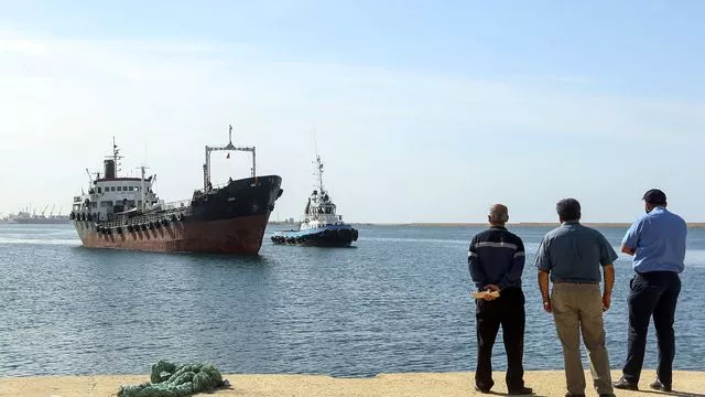 Le pétrolier Lamar, battant pavillon togolais et soupçonné de chargement illégal de carburant, escorté par la marine libyenne vers la base de Tripoli. Ses huit membres d'équipage grecs ont été arrêtés. Photo du 15 mars 2018.


