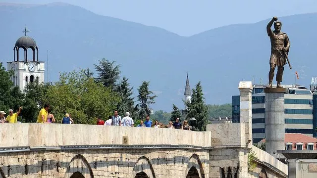 Une statue de Philippe II de Macédoine, père d'Alexandre le Grand, surplombe un pont à Skopje, le 23 juillet 2012


