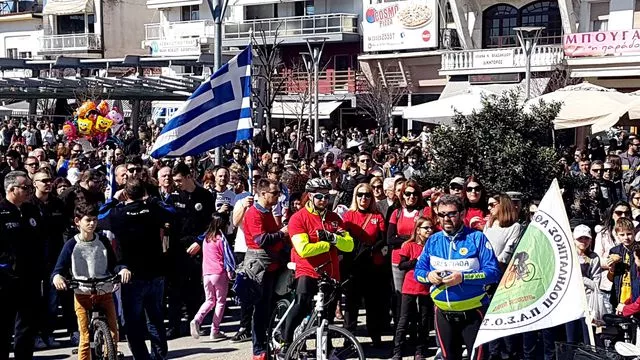 Des habitants de la ville grecque d'Orestiada près de la frontière gréco-turque manifestent le 11 mars 2018 pour réclamer la libération de deux soldats grecs détenus en Turquie


