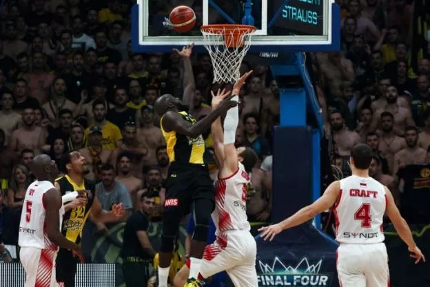 Delroy James et les Athéniens ont éteint l'attaque de Monaco en finale. (AFP)


