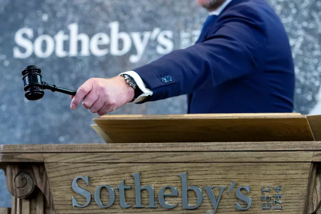 Première pour la maison d'enchères Sotheby's: elle traîne en justice un pays. Image: Keystone


