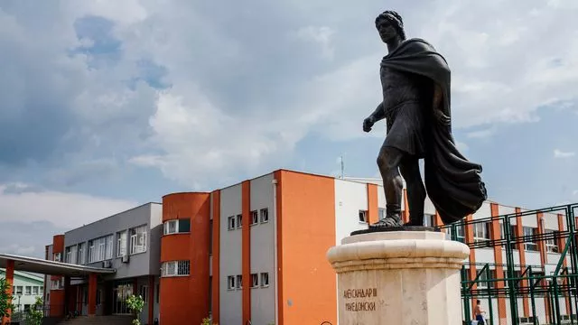 Photo de la statue d'Alexandre III de Macédoine ("Alexandre le Grand") prise le 10 juin 2018 en face d'une école portant le même nom à Skopje


