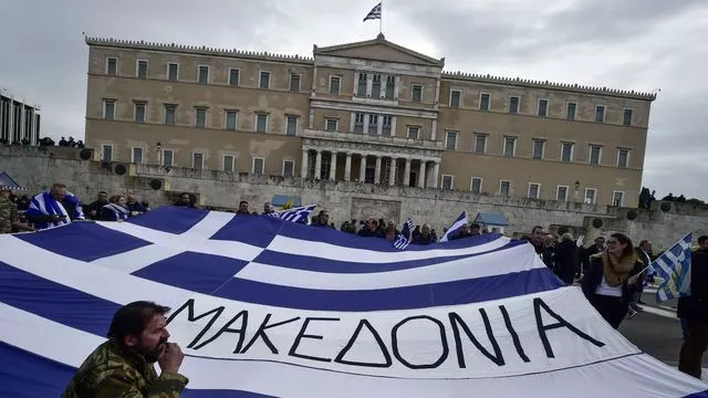 Un drapeau grec sur lequel est inscrit "Macédoine" est brandi lors d'une manifestation devant le parlement grec à Athènes en début d'année.


