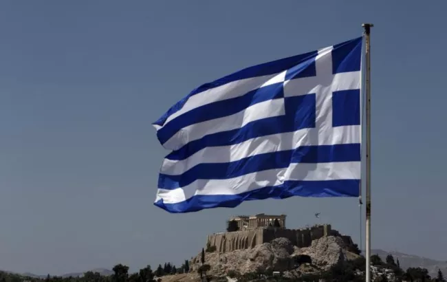 Un drapeau grec devant l'Acropole, le 21 août 2013, à Athènes.



