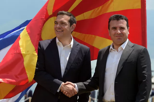 Les Premiers ministres grec Alexis Tsipras et macédonien Zoran Zaev se sont serrés la mainsur les rives du lac frontalier de Prespes. Image: Keystone


