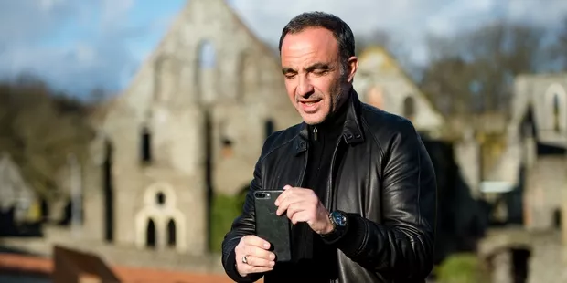 Quand Nikos Aliagas redevient journaliste.