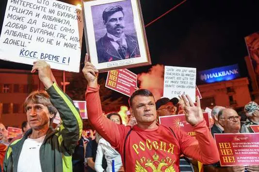 Lors d'une manifestation contre l'accord entre la Grèce et l'ancienne république yougoslave de Macédoine, le 23 juin à Skopje. Le manifestatant vêtu d'un tee-shirt sur lequel il est écrit « Russie » brandit un portrait du héros national Gotsé Deltchev.


