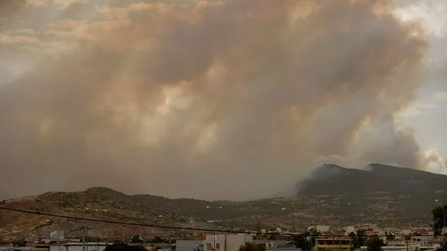 La fumée s'élève au-dessus de Kineta, près d'Athènes, en proie à un feu de forêt le 23 juillet 2018.



