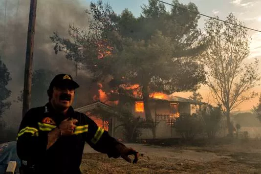 En Grèce, plus de soixante-dix morts dans des incendies autour d’Athènes.