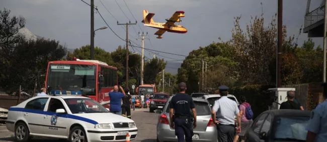 Un Canadair survole Mati, localité à 30 kilomètres d'Athènes, le 24 juillet 2018. © Nikos Libertas / SOOC/ Nikos Libertas


