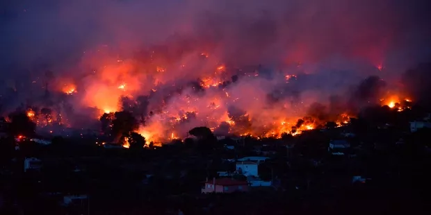 Les images impressionnantes des feux meurtriers en Grèce.