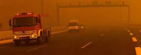 Véhicules des pompiers à Kineta, 23 juillet 2018. © ANGELOS TZORTZINIS/AFP


