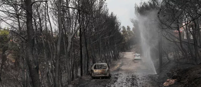 En Grèce, l'heure est au deuil et à la solidarité après les incendies mortels.