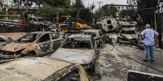 Le bilan monte à 79 morts en Grèce qui poursuit son combat contre les incendies.