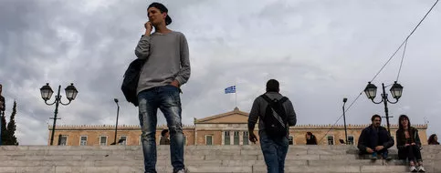 Leurs parents s'accrochent à leur monde d'hier où tout se réglait à coups d'emprunts bancaires supplémentaires. Et maintenant, les banques leur proposent de nouveau des crédits! © Kostis Ntantamis/NurPhoto


