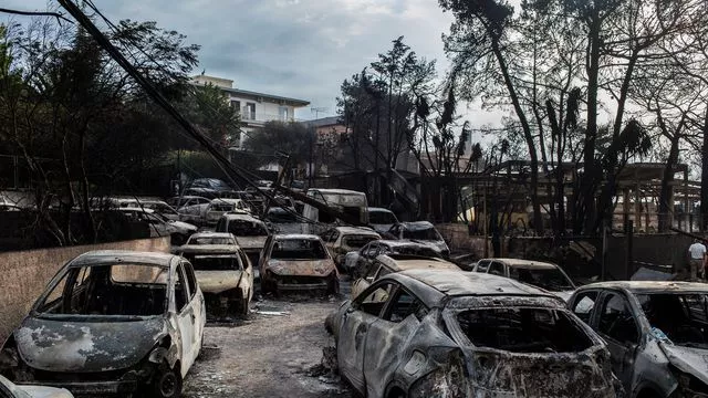 Photographie prise le 24 juillet 2018 de voitures brûlées lors d'un incendie dévastateur à Mati en Grèce.


