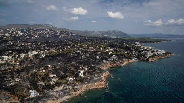Vue aérienne de la ville de Mati le 26 juillet 2018, ravagée trois jours plus tôt par les flammes.


