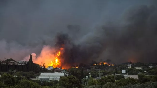 Incendies en Grèce : le bilan s'alourdit, les recherches se poursuivent.