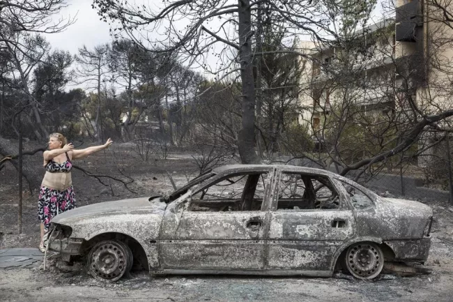 Une voiture détruite par les flammes à Mati.


