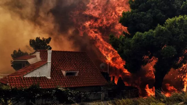 Une maison détruite par un violent incendie à Kineta, près d'Athènes, le 23 juillet 2018 en Grèce


