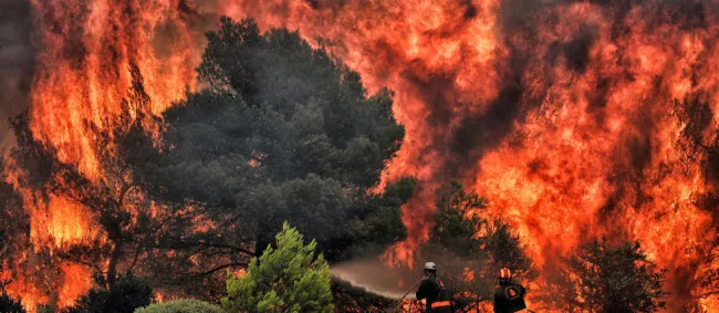 "Nous sommes tous responsables, gouvernement, services et citoyens" a déclaré Evangelos Bournous, le maire de Rafina, dont dépend en partie la localité de Mati, la plus frappée par les feux. © AFP/ VALERIE GACHE


