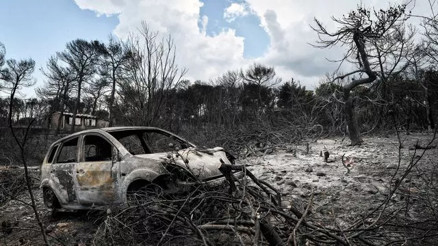 Restes d'une voiture calcinée à Mati en Grèce, le 27 juillet 2018


