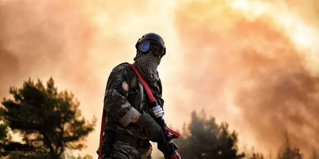 Les pompiers ont éprouvé les pires difficultés à maîtriser l'incendie qui a ravagé les environs d'Athènes.@ ARIS MESSINIS / AFP


