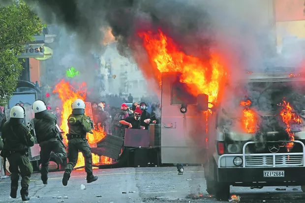 Ces dix dernières années ont été ponctuées de manifestations de Grecs mécontents de l'austérité - AFP/ARIS MESSINIS


