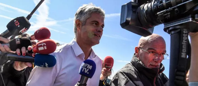 Laurent Wauquiez, du haut des 1 753 mètres du mont Mezenc, pourra contempler le territoire tant convoité et rêver de détrôner Jupiter en son Olympe élyséen.  © PHILIPPE DESMAZES / AFP


