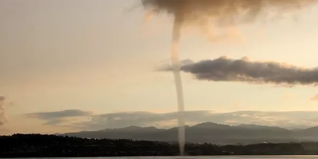 Les images impressionnantes de trombes marines en Suisse et en Grèce.