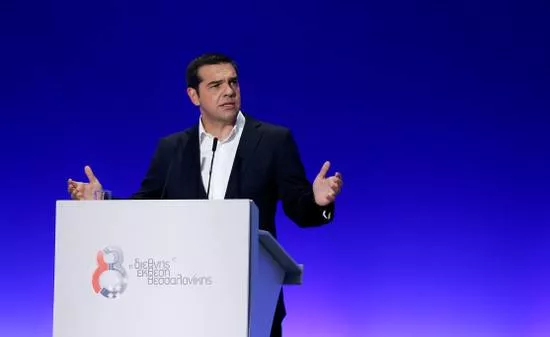Le premier ministre grec Alexis Tsipras a promis samedi de baisser les impôts et d'augmenter le salaire minimum.


