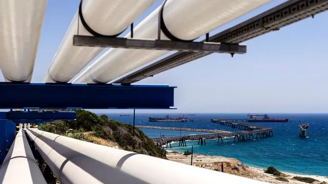 Des pipelines transportent du pétrole depuis le terminal pétrolier du port de Vassilikos à Mari, dans le sud de Chypre, jusqu'au village de Zygi, photographié le 28 juin 2018


