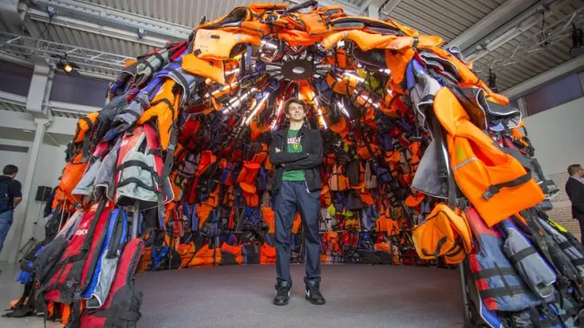 En Grèce, un étudiant récolte les gilets de sauvetage des migrants pour créer des igloos.