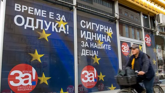 Une affiche électorale avec le slogan "Pour une Macédoine européenne!" à Skopje le 29 septembre 2018.


