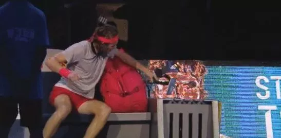 Tennis : Stefanos Tsitsipas fracasse son casque audio en plein match.