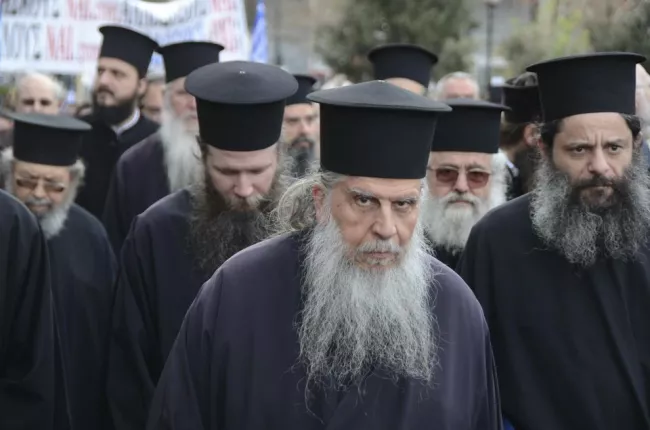 Des prêtres orthodoxes à Athènes, le 4 mars 2018.


