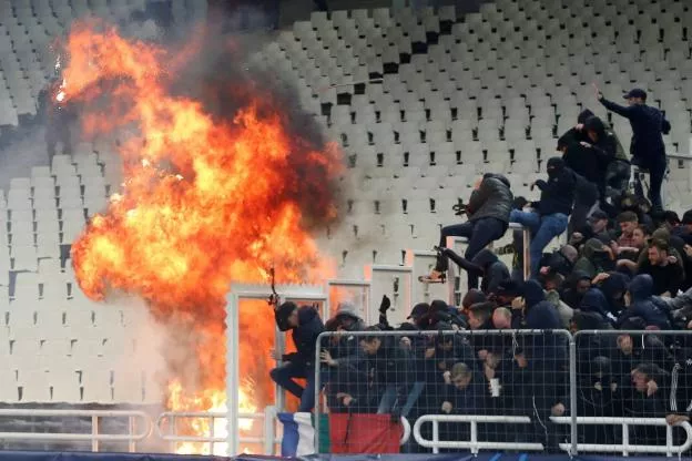 Un cocktail Molotov a été jeté vers le parcage de l'Ajax. Reuters


