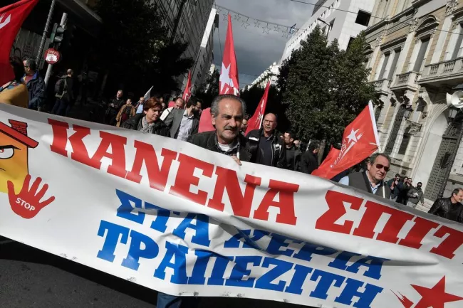 Des syndicats appellent à une augmentation des salaires, à Athènes, le 28 novembre.


