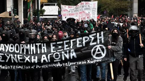 Manifestation à Athènes pour le dixième anniversaire de la mort d'un lycéen de 15 ans tué par un policier, le 6 décembre 2018


