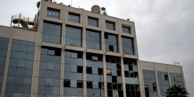 Grèce : une bombe explose devant le siège d’une chaîne de télévision, sans faire de victime.