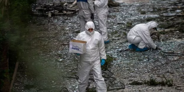 La bombe a fait voler en éclats les vitres de la façade du bâtiment, provoquant "d'importants dégâts", selon un communiqué de Skaï. © ANGELOS TZORTZINIS / AFP


