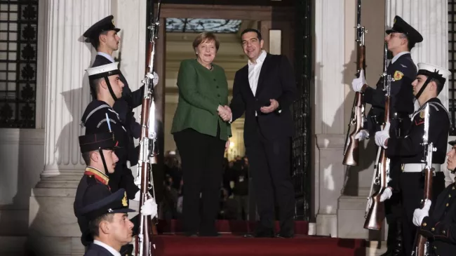 En Grèce, Angela Merkel porte la repentance allemande… sans réparations.
