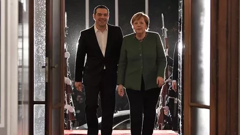 Grèce: Merkel évoque la "souffrance" infligée par les nazis.
